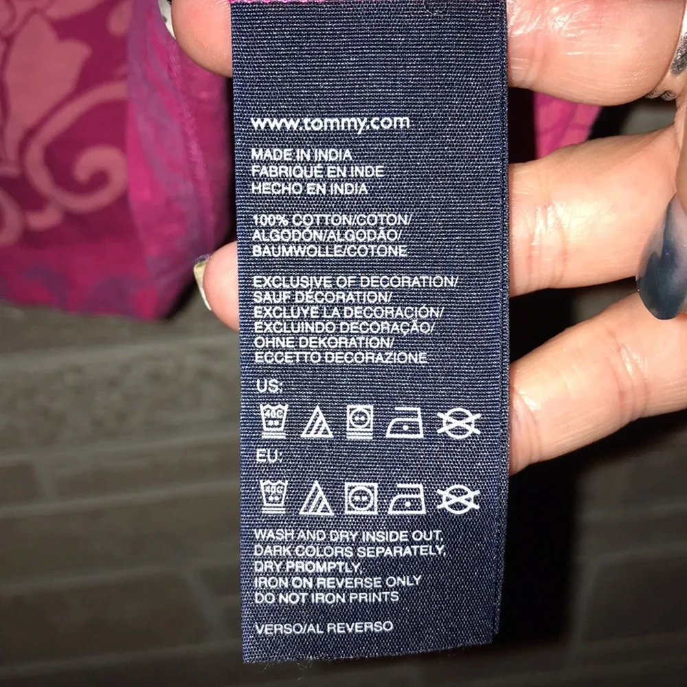 ✅Tommy Hilfiger V Neck Tee - Picture 5 of 7